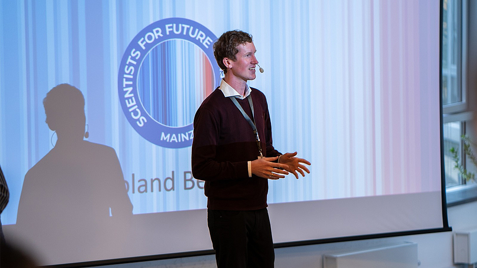 [Translate to Deutsch:] Roland Bednarz, Scientists4Future, mit seiner Keynote beim SFD-Event